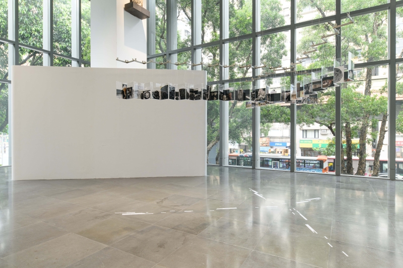 王韓芳策劃《即溶生活–未來記憶的想像》於台北北師美術館展覽現場，茲別涅克˙巴拉德作品《自動化主體》展出